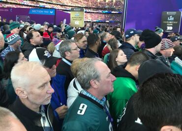 Favre y Warner provocan tumulto antes del Super Bowl