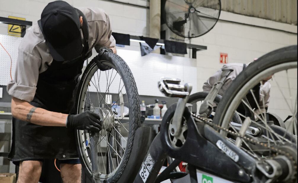 Para atender la problemática de las bicicletas, Ecobici cuenta con un taller de mantenimiento mayor, donde cerca de 26 personas hacen las reparaciones. Foto: Carlos Mejía / EL UNIVERSAL