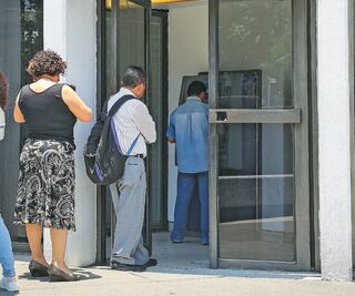 Covid golpea ganancias de los bancos; caen 29.1%
