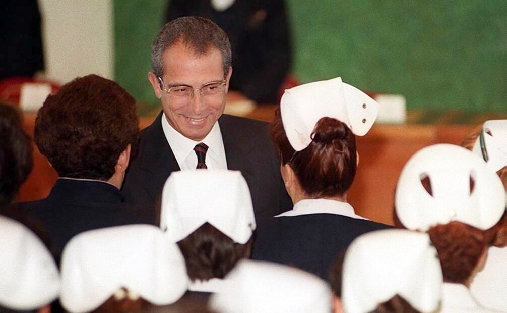 Conmemoración del Día de la Enfermera en enero de 1998, durante el sexenio de Ernesto Zedillo. La crisis económica que marcó los últimos años del siglo XX también afectó las condiciones de trabajo de miles de enfermeras, aumentando el desabasto de insumos y salarios poco competitivos. Foto: Guillermo González/EL UNIVERSAL.