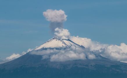 Cae ceniza volcánica en Amecameca; Popocatépetl registra otra explosión