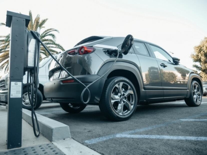 Cómo lavar un auto eléctrico o híbrido
