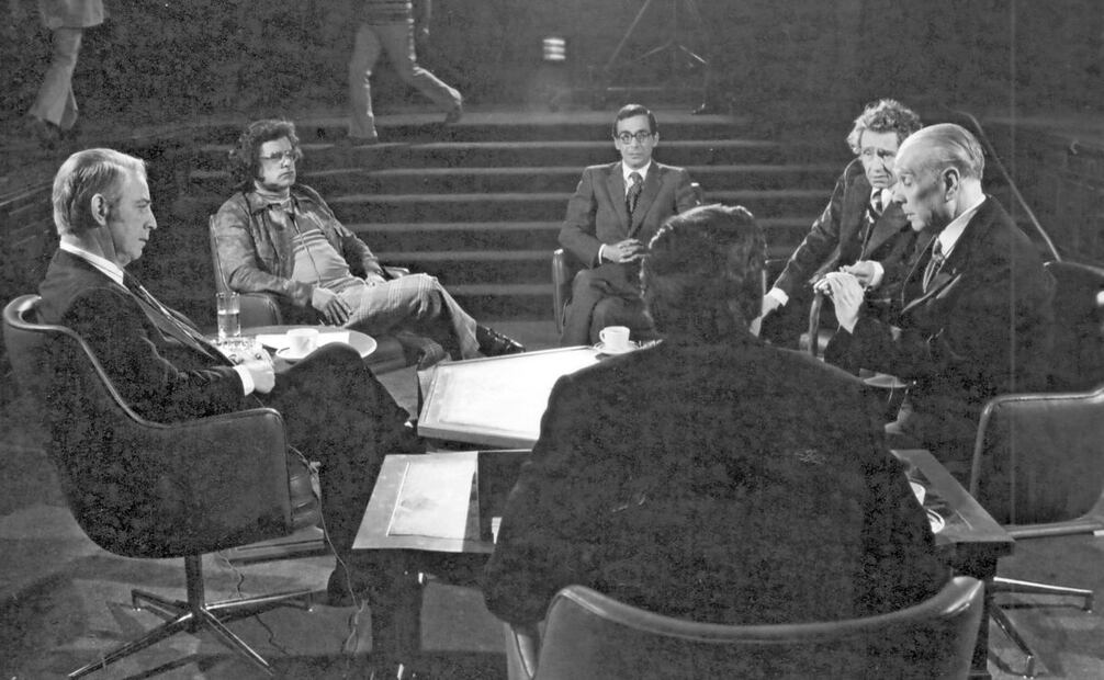 Programa de tv Encuentros, en 1973. Germán Bleiberg, Adriano González, Salvador Elizondo, Juan José Arreola y Borges. De espaldas, Álvaro Gálvez. Foto: PAULINA LAVISTA