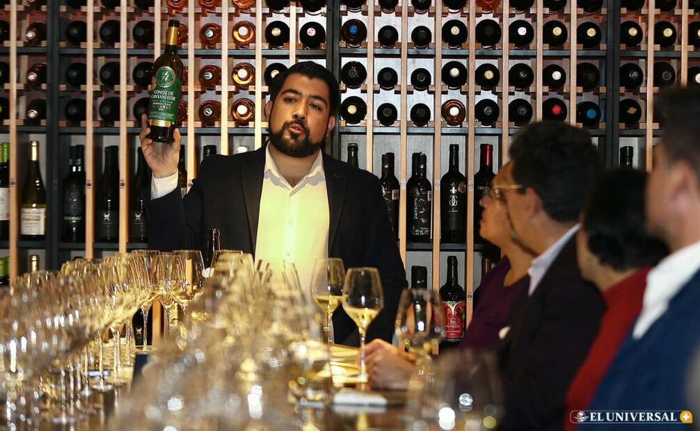 El experto en vinos, con 12 años de experiencia, explicó detalladamente el arte de catar un vino. | Foto: Berenice Fregoso.