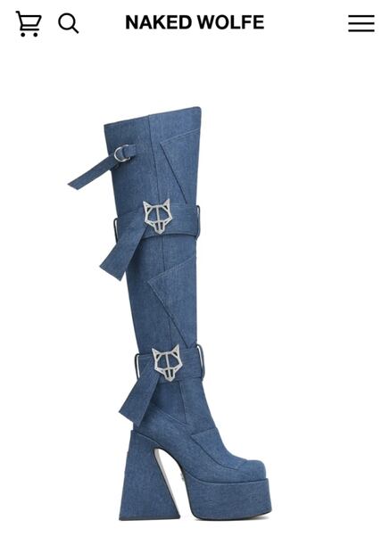 El look rocker de Danna Paola con botas de más de 10 mil pesos