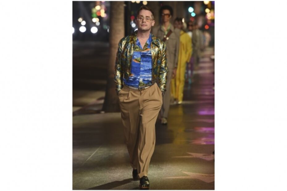 Macaulay Culkin sorprende en pasarela de Gucci 