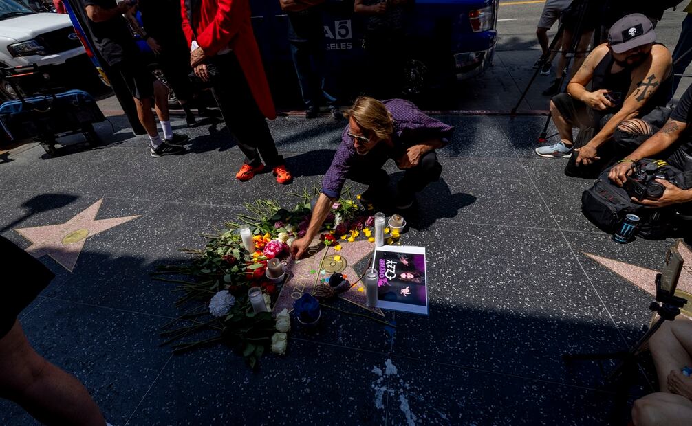 Flores, veladoras, fotografías y cartas hechas a mano fueron colocadas por los seguidores de Osbourne para rendir homenaje a su legado. Foto: EFE.
