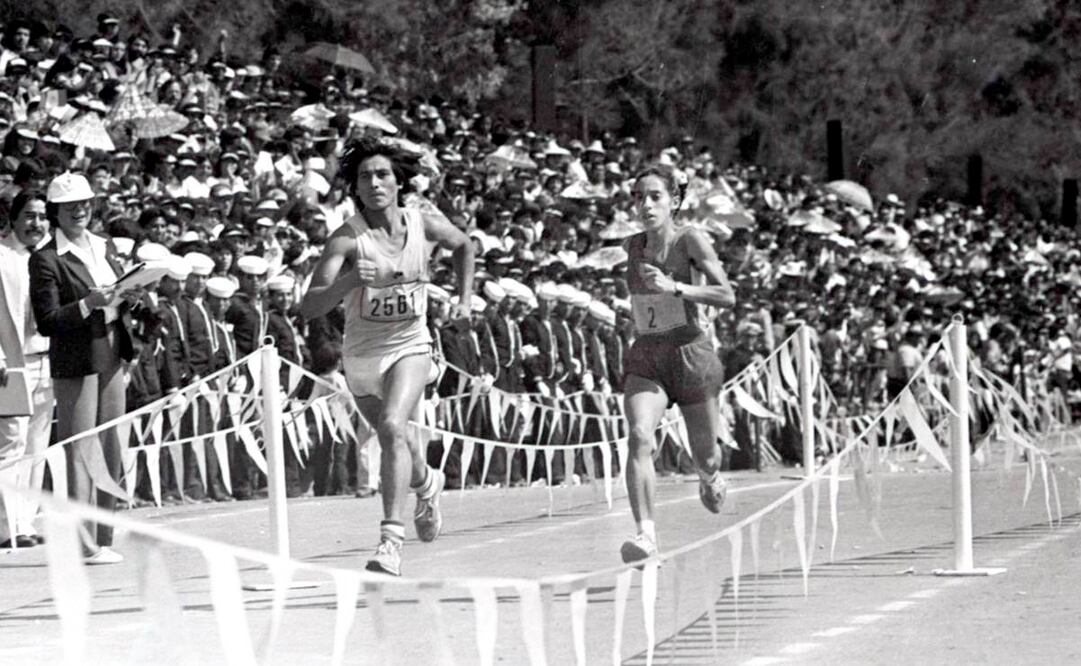 Aunque llegaba casi media hora después del ganador Manuel Vera, Maricela Hurtado (2) venía a la vanguardia de toda la división femenil. Archivo EL UNVIERSAL.