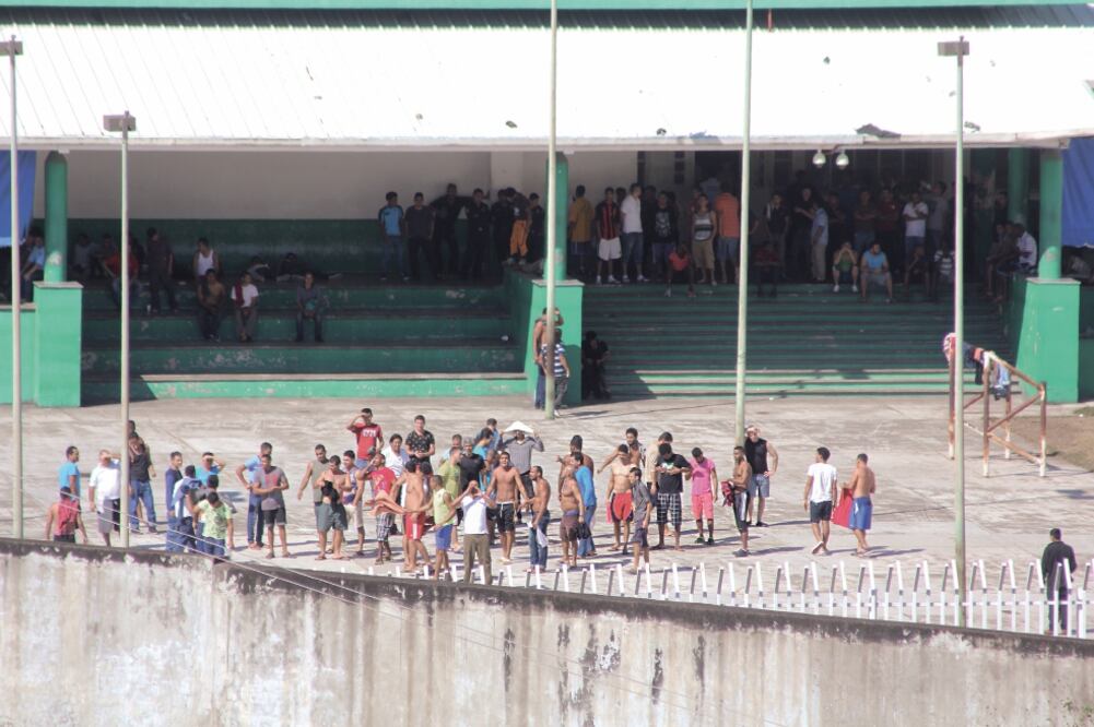 Los cubanos iniciaron su manifestación pacífica, ante la mirada de decenas de migrantes de centro y Sudamérica, así como extracontinentales. (CORTESÍA JUAN DE DIOS GARCÍA DAVISH)