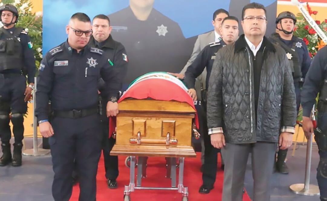 Familiares, funcionarios y policías de Ciudad Juárez y Nuevo Casas Grandes rindieron un homenaje póstumo al agente Adrián Matsumoto Dorame, de 33 años, baleado el domingo pasado. CORTESÍA 