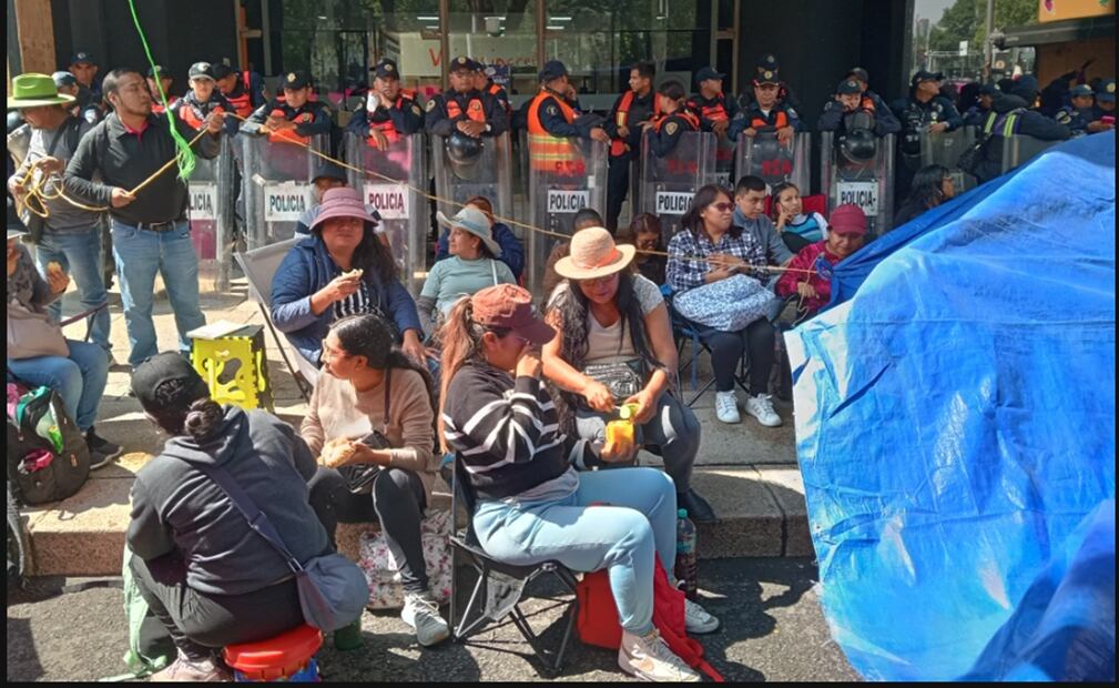 En el doceavo día de manifestaciones de la CNTE realizaron una serie de concentraciones simultáneas en diversas instituciones financieras de la Ciudad de México, el 27 de mayo de 2025. Foto: Gabriel Pano/EL UNIVERSAL