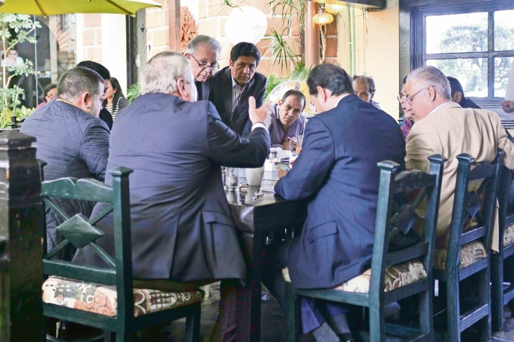 El obispo de Cuernavaca, Ramón Castro y Castro (tercero de izq a der.); el diputado federal priísta Matías Nazario (cuarto), y el alcalde Cuauhtémoc Blan co (quinto) (TONY RIVERA. EL UNIVERSAL)