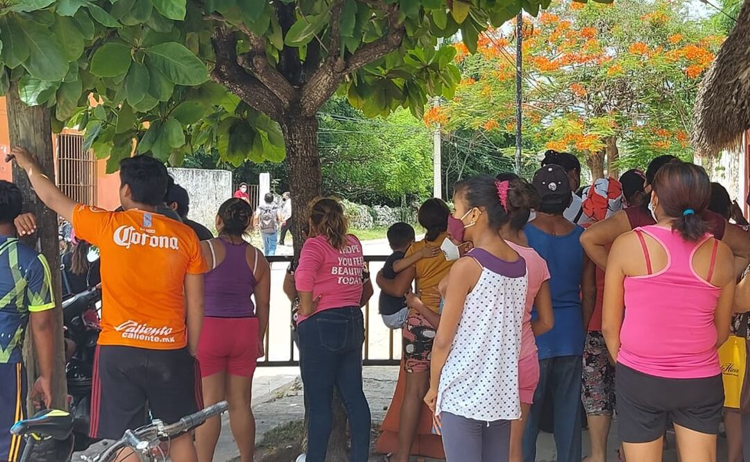 Gente esperando computo en el municipio de Hecelchakan. Foto: Especial
