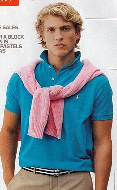 Un pantalón beige con playera polo y suéter a los hombros es un conjunto que se sigue viendo hasta la fecha, aunque no en cualquier contexto: es un estilo que en inglés se conoce como “preppy” y equivale a los “fresas” o “niños bien” mexicanos. Pinterest.