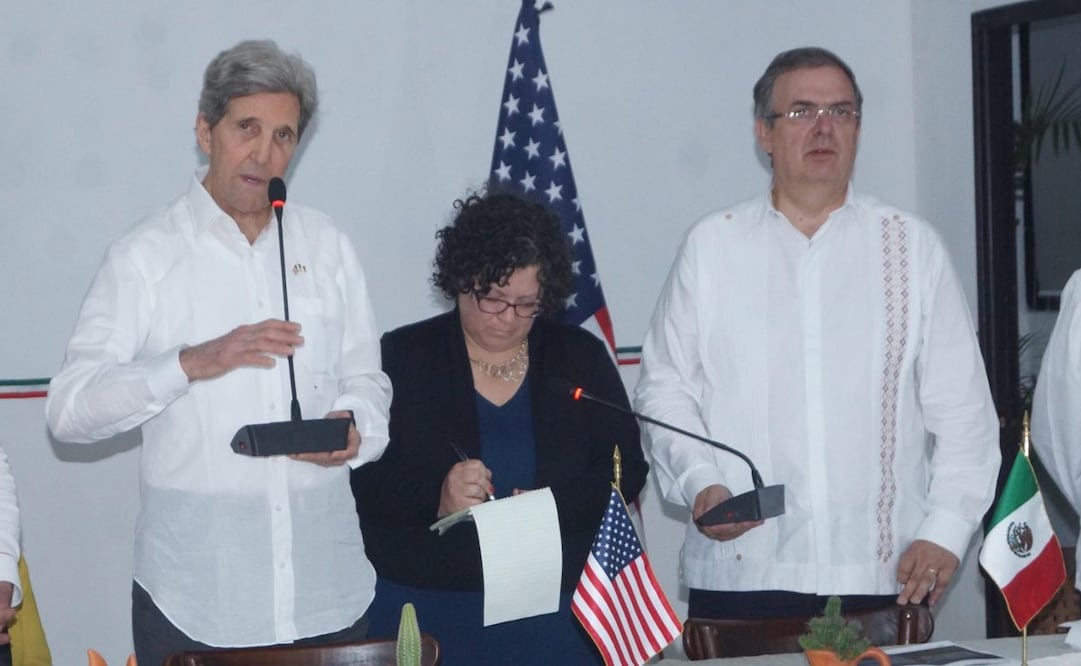 John Kerry y Marcelo Ebrard dan un mensaje a medios en la Base Aérea Militar número 15 en Oaxaca tras reunión con AMLO / Foto: Edwin Hernández EL UNIVERSAL