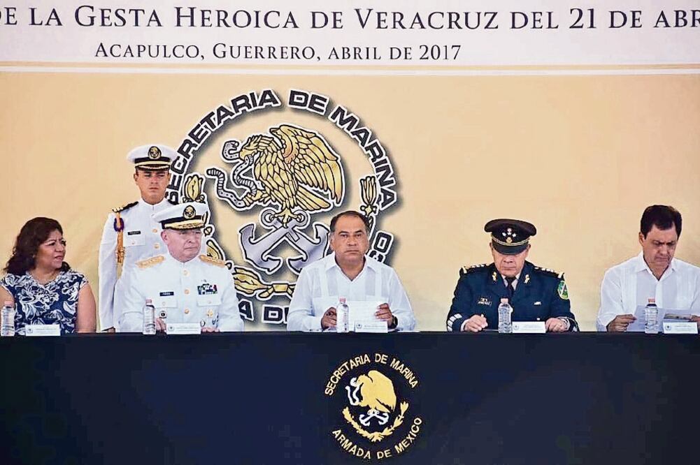 Héctor Astudillo dijo, en la ceremonia del 103 Aniversario de la Heroica Defensa del Puerto de Veracruz, que la adversidad se enfrenta con acciones. (ESPECIAL)