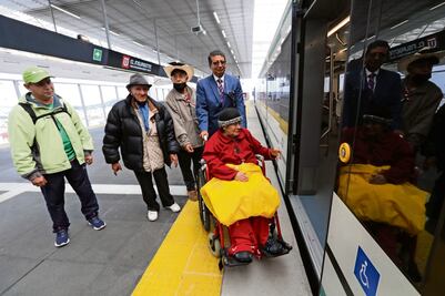 Personas de la tercera edad, los primeros en ingresar al tren "El Insurgente" en Zinacantepec