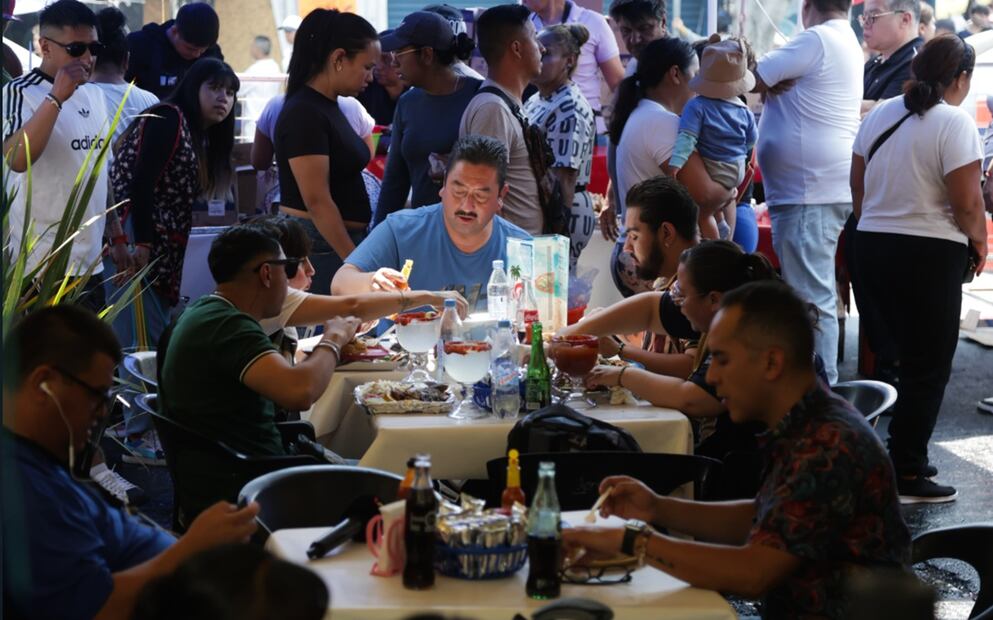 Miles de capitalinos acuden al Mercado de la Viga en busca de los mejores precios de pescados y mariscos en Viernes Santo, el 18 de abril de 2025. Foto: Carlos Mejía/EL UNIVERSAL
