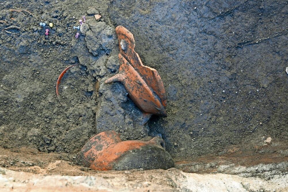La ofrenda incluye piezas cerámicas y malacates, Foto: INAH