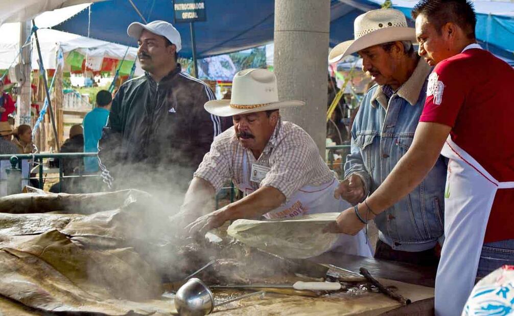 La Feria de la Barbacoa y el Pulque lleva más de veinte años deleitando paladares en el pueblo mágico de Cadereyta de Montes, donde la población de Boyé se luce con su famosa barbacoa y pulque; la imagen es de la edición 2014. Foto: ESPECIAL.