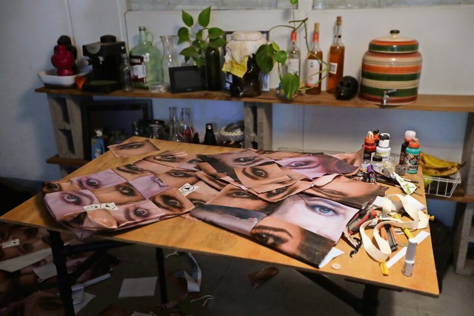 De cada lona es posible sacar tres bolsas, pero con tanta propaganda confecciona hasta 10 a la semana. Foto: Atenea Campuzano