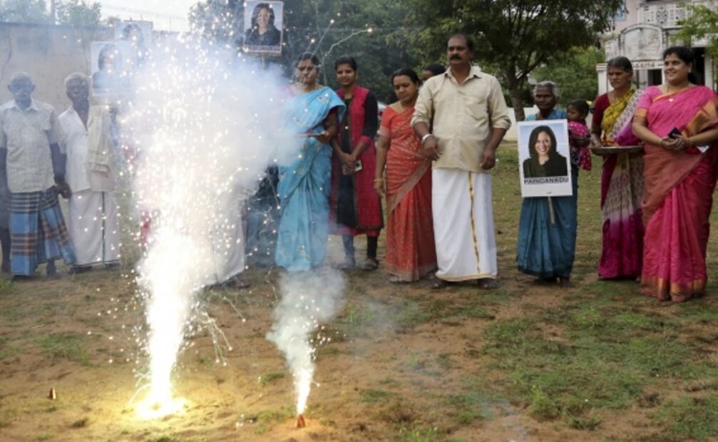 Con cohetes, pueblo de los antepasados de Kamala Harris celebra a la vicepresidenta electa de EU