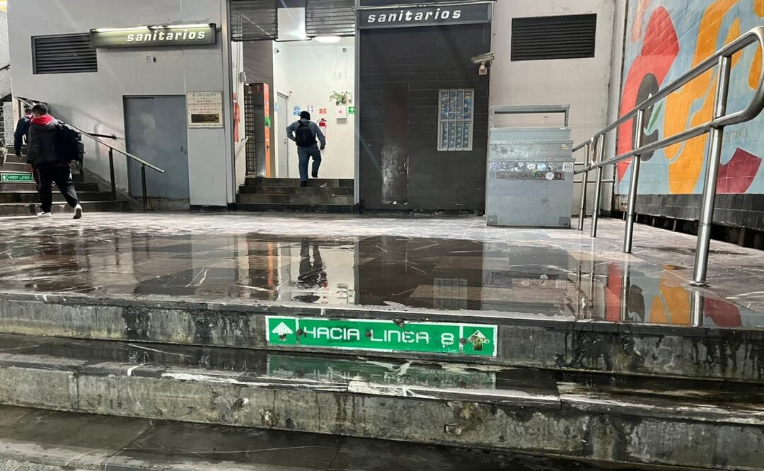 Goteras inundan estación Chabacano; usuarios caminan con precaución por piso mojado tras lluvias. Foto: Rafael García