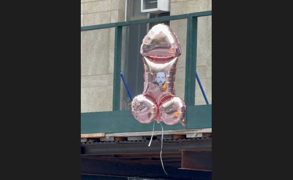 Los globos llevaban sobreimpresas las caras de personas como el juez Juan Marchand, que preside el juicio a Trump, o la del fiscal de Manhattan, Alvin Bragg, que presentó la acusación que llevó a juicio al exmandatario. Foto: X @LibbeyDean_