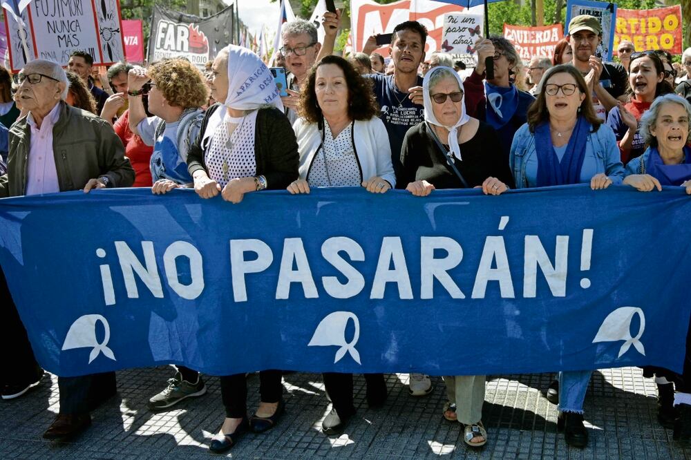 Integrantes de la organización de derechos humanos Madre de Plaza de Mayo, en la 43 marcha de Resistencia en Buenos Aires. Foto: AFP
