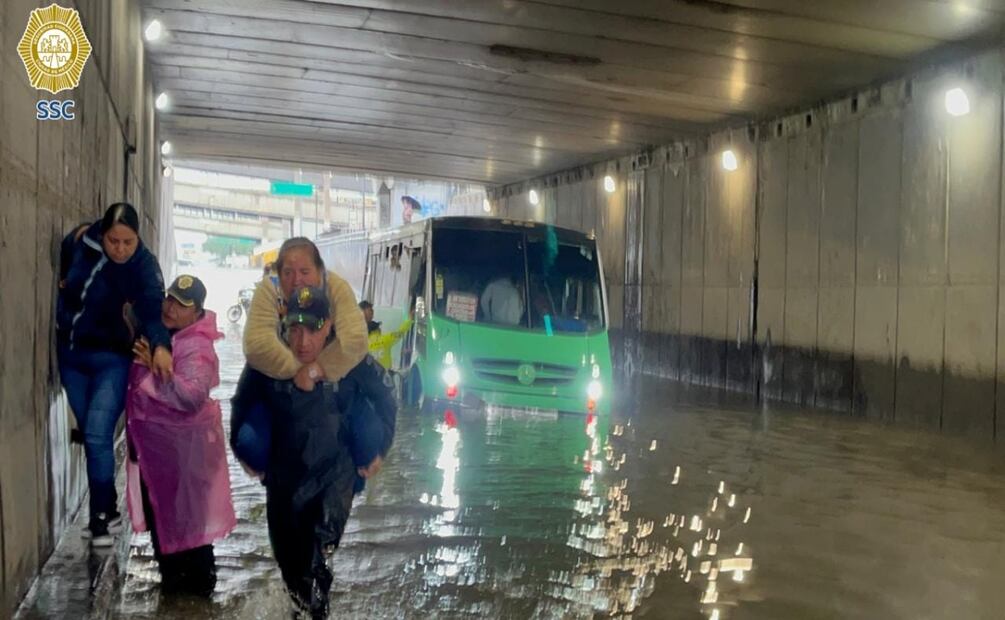 Lluvias dejan camión varado en Río Churubusco; rescatan a 63 pasajeros en CDMX. Foto: Especial