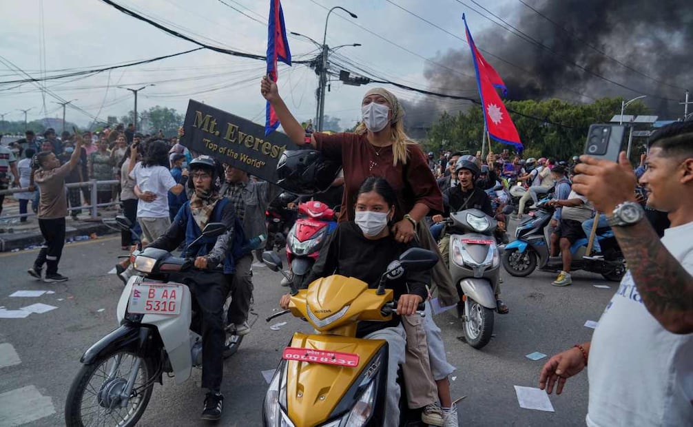 Manifestantes corean consignas durante una protesta contra la corrupción y la prohibición de las redes sociales en Katmandú, Nepal, el martes 9 de septiembre de 2025. Foto: AP