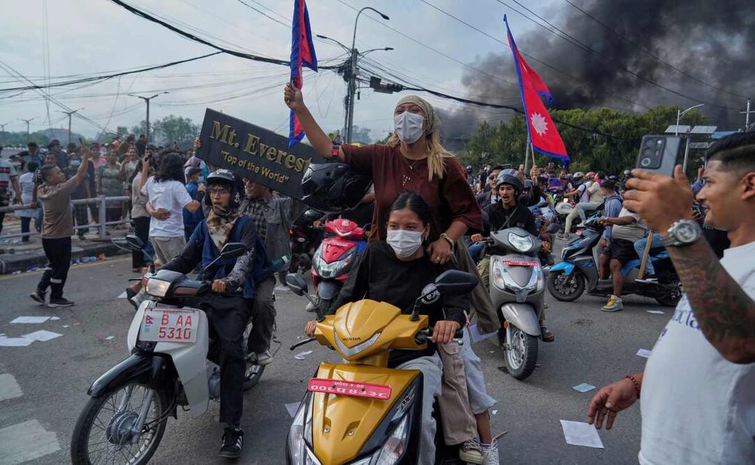 Manifestantes corean consignas durante una protesta contra la corrupción y la prohibición de las redes sociales en Katmandú, Nepal, el martes 9 de septiembre de 2025. Foto: AP