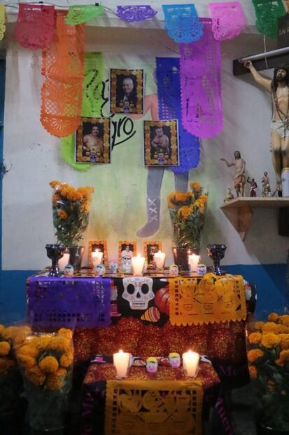 Luchadores montan emotiva ofrenda dedicada a sus compañeros fallecidos
