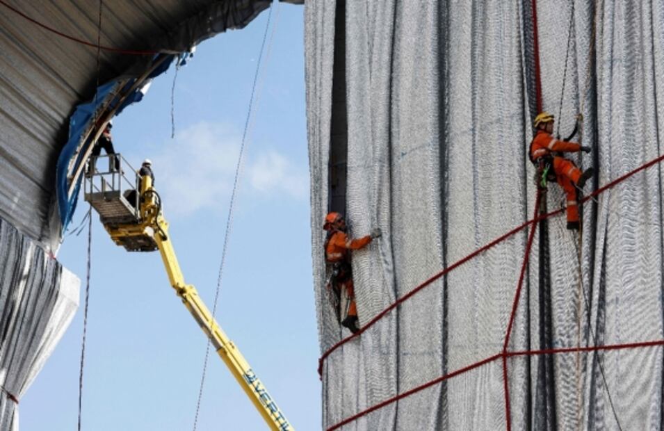 Desenvuelven la obra de Christo y Jeanne Claude en el Arco de Triunfo