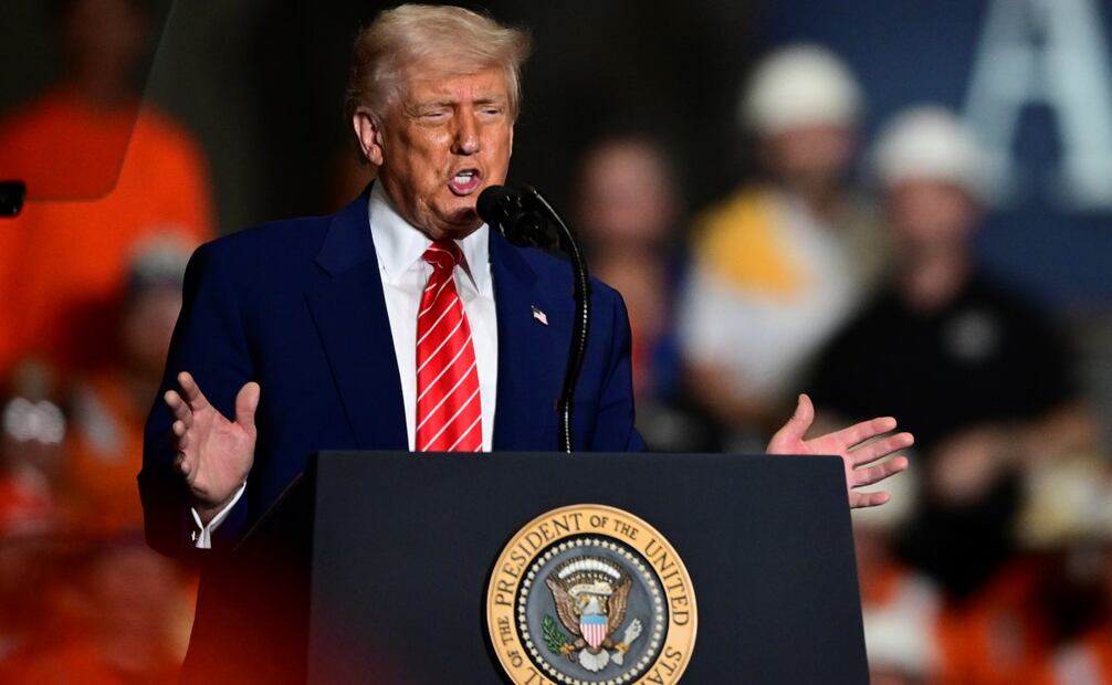 Trump dijo que desde este lunes enviaría cartas a los países impactados por los aranceles “recíprocos” que anunció el 2 de abril. Foto: AP