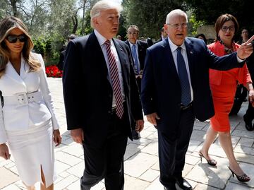 Melania rechaza la mano de Trump durante gira por Israel