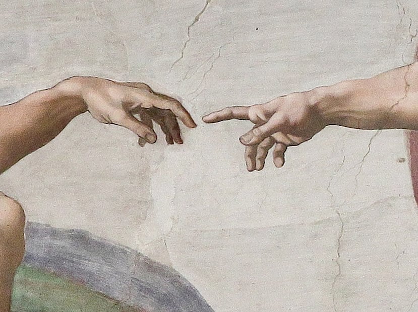 El instante de contacto: una imagen que condensa creación, conexión y la tensión temporal entre divinidad y humanidad. Crédito / link: Archivo en Wikimedia Commons — “File:Creation_of_Adam_(Michelangelo)_Detail.jpg” (detalle de la obra). Licencia: dominio público