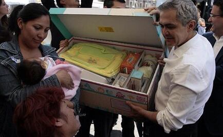 Entrega GDF kits de maternidad en el Zócalo