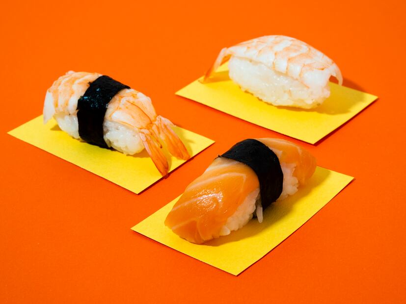 El sushi tradicional se basa en arroz avinagrado combinado con pescado fresco y mariscos. Foto: Freepik
