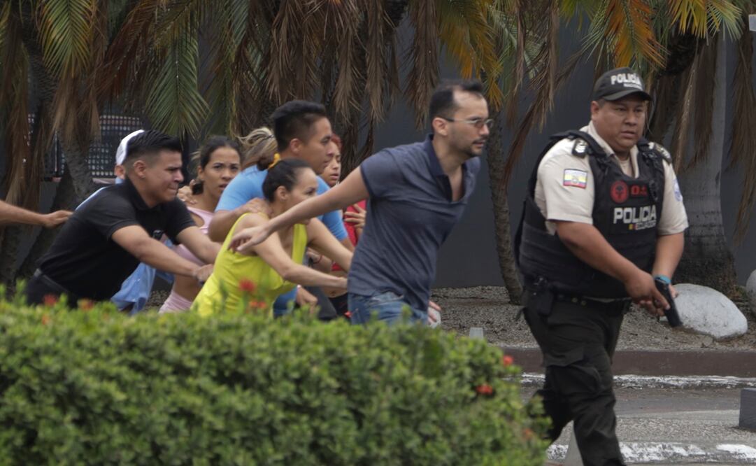 La policía evacúa a personal del canal TC Televisión después de que un grupo armado y encapuchado irrumpiera en plena transmisión en directo, en Guayaquil, Ecuador. Foto: AP