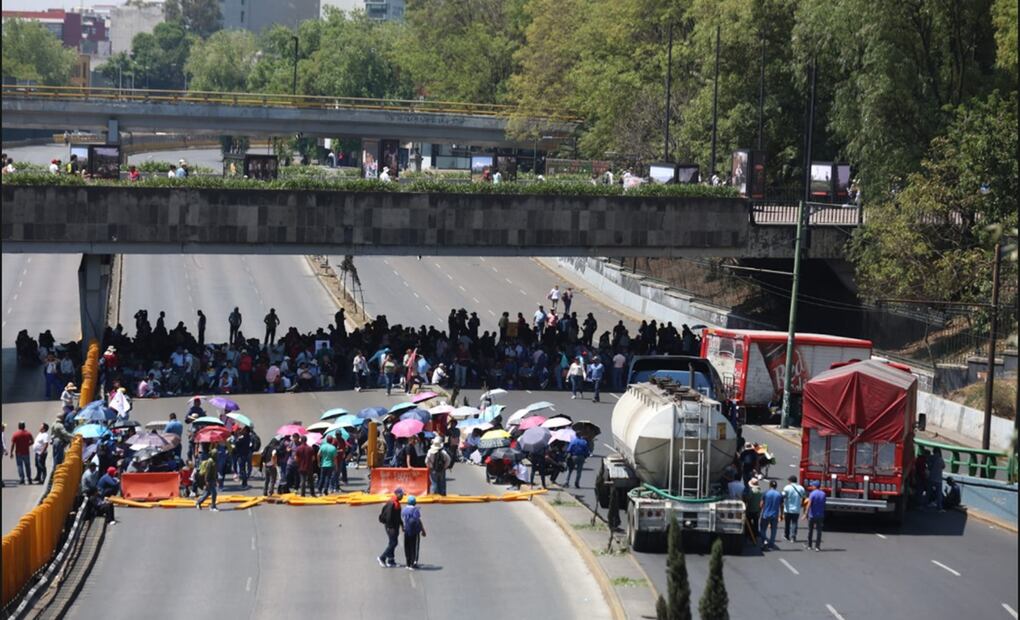 Integrantes de la Coordinadora bloquean la circulación en ambas direcciones de Circuito Interior a la altura de Paseo de la Reforma en la Ciudad de México, el viernes 16 de mayo de 2025. Foto: Francisco Rodríguez/EL UNIVERSAL
