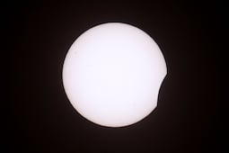 Eclipse solar total oscurece los confines de Rusia y se dirige a España; así viven en algunos países el acontecimiento "excepcional"