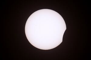 Eclipse solar total oscurece los confines de Rusia y se dirige a España; así viven en algunos países el acontecimiento "excepcional"
