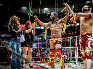 Dragón Rojo Jr perdió la máscara en el 90 aniversario del CMLL; Volador Jr rapó a Ángel de Oro