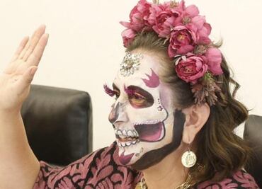 Xóchitl Gálvez sorprende a senadores caracterizada como “La Catrina”