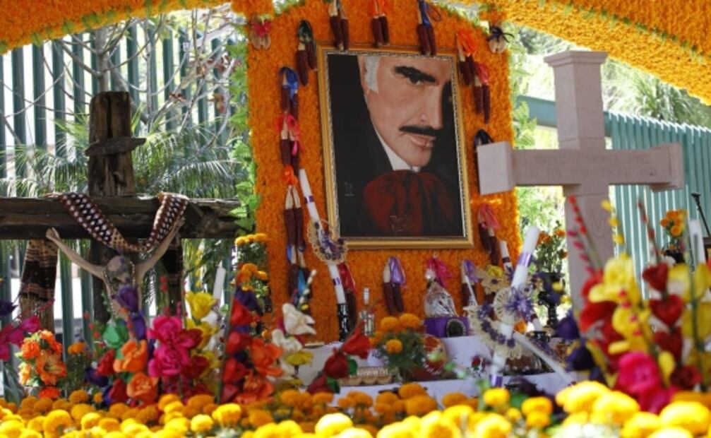 Así luce el imponente altar a Vicente Fernández en el Día de Muertos 