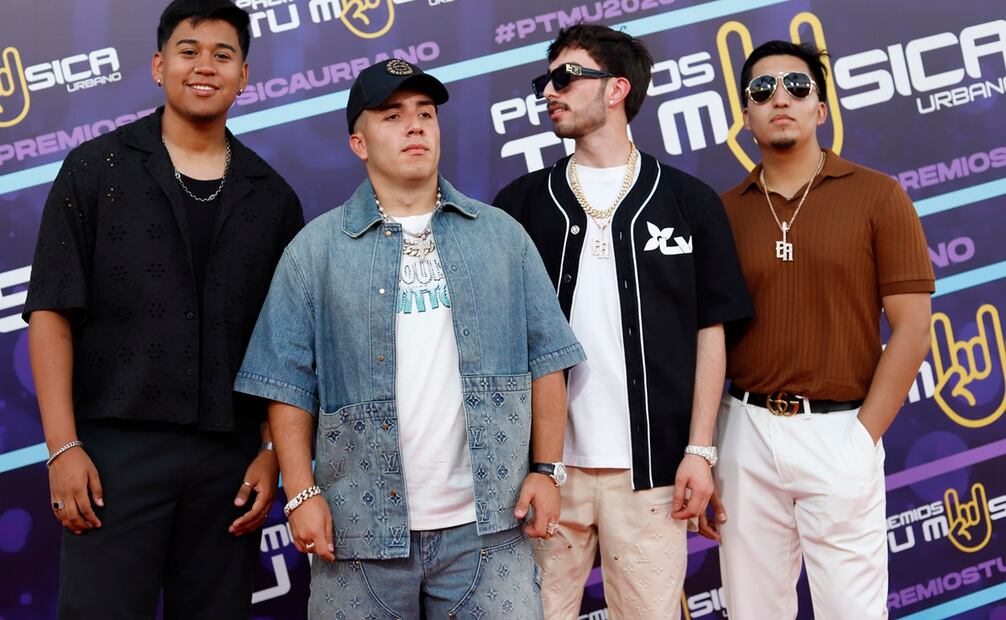 Eslabón Armado pasa por la alfombra roja de los Premios Tu Música Urbano 2023, en el Coliseo José Miguel Agrelot, en Puerto Rico. Foto: EFE