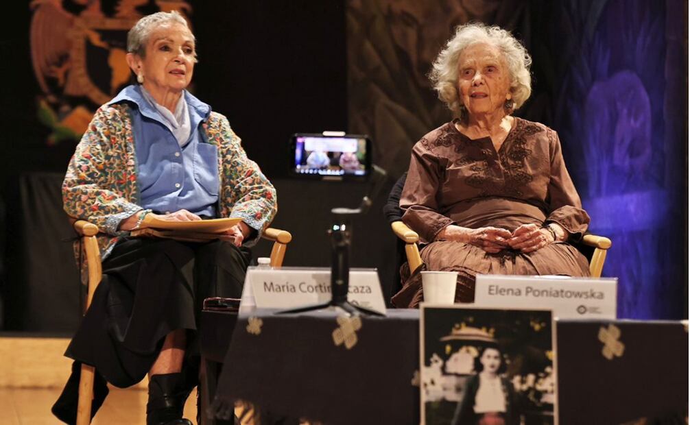 Elena Poniatowska y María Cortina en el anfiteatro Simón Bolívar del Museo de San ildefonso, ofrecen la charla "Rosario en la memoria de Elena". Fotos: Berenice Fregoso/El Universal.