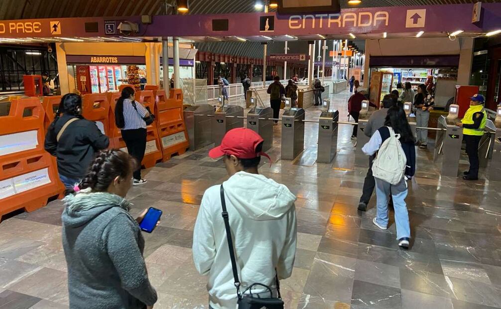 Desde las 21:45 horas de ayer, técnicos de diversas especialidades del STC M laboraron de forma ininterrumpida para restablecer el servicio en las estaciones. Foto: Juan Carlos Williams.