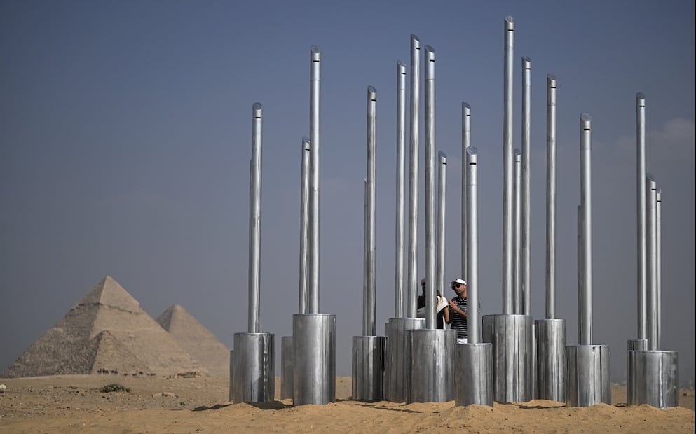 La instalación artística «Viento», de Ana Ferrari, como parte de la exposición “Forever Is Now” en Guiza, Egipto, el 11 de noviembre de 2025. Foto: EFE